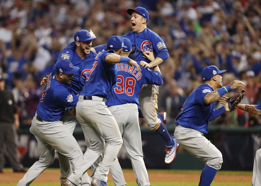 Los jugadores de los Cachorros celebran la victoria en el séptimo juego de la Serie Mundial contra los Indios de Cleveland