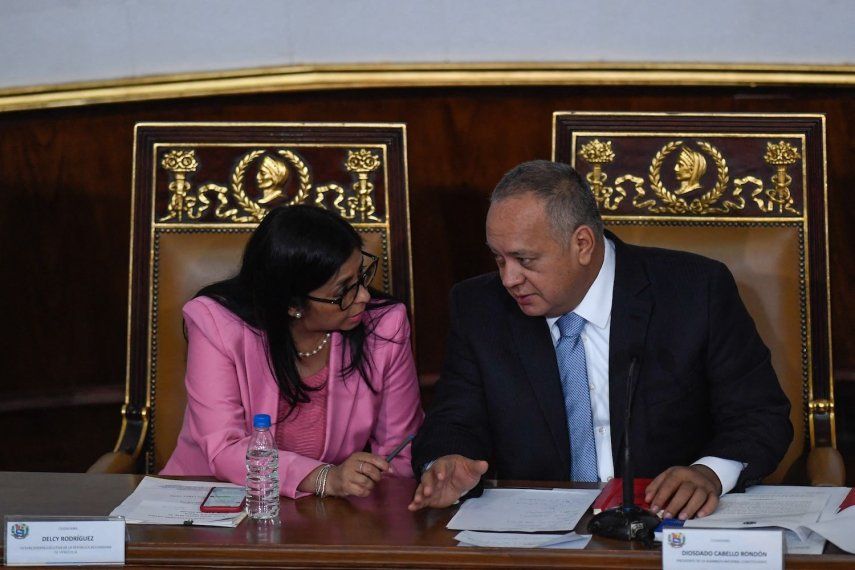 La vicepresidenta del régimen venezolano, Delcy Rodríguez (izq.), y el presidente de la Asamblea Nacional Constituyente (ANC), Diosdado Cabello, durante una sesión de la Asamblea Nacional Constituyente para presentar el presupuesto general de la nación para 2020, en Caracas, el 16 de diciembre de 2019.&nbsp;