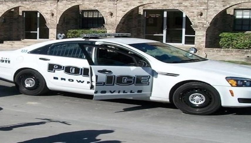 El hombre, que no identificado, fue pronunciado muerto poco después y los dos agentes fueron trasladados con contusiones y heridas en la cabeza y rostro a un hospital