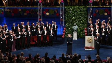 La escritora francesa Annie Ernaux es aplaudida después de haber sido galardonada con el Premio Nobel de Literatura 2022 durante la ceremonia de entrega del premio en la Sala de Conciertos de Estocolmo, Suecia, el 10 de diciembre de 2022.