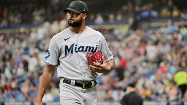 El abridor dominicano de los Marlins de Miami, Sandy Alcántara, durante el séptimo inning de un encuentro ante los Rays de Tampa Bay, el 26 de julio de 2023.