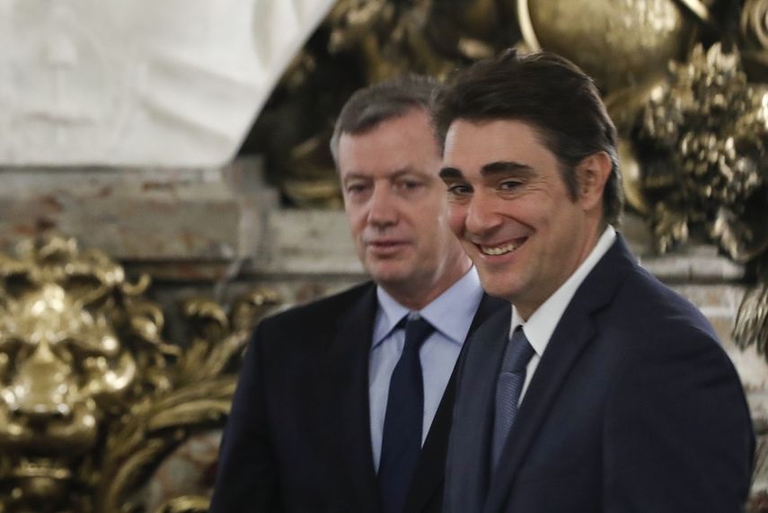 Javier Iguacel (der.) tomó juramento como ministro de Energía de Argentina en junio de 2018, en Buenos Aires.
