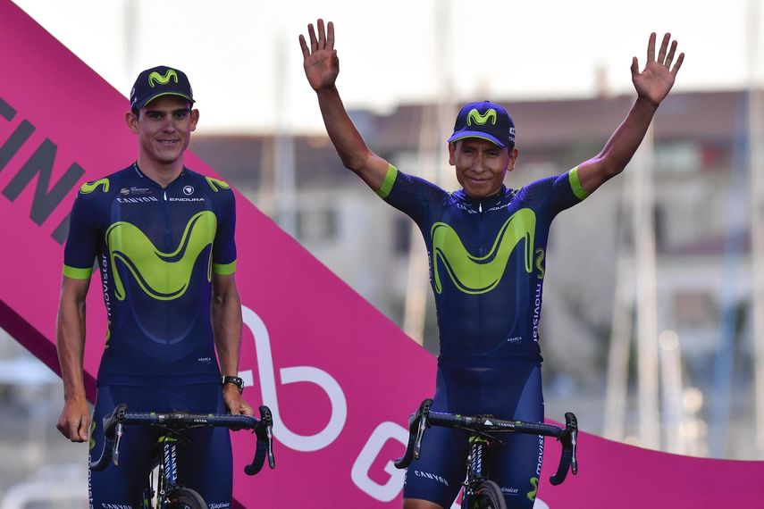 El colombiano&nbsp;Nairo&nbsp;Quintana&nbsp;(derecha) del equipo Movistar saluda durante la presentación de los equipos que competirán en el Giro de Italia.