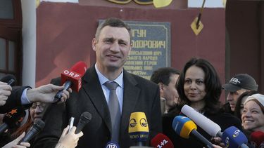Calentaron la previa del combate del sábado al protagonizar un insólito escándalo en la conferencia previa