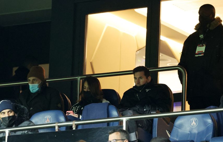 Lionel Messi con su espesa Antonella viendo un juego del PSG desde la tribuna