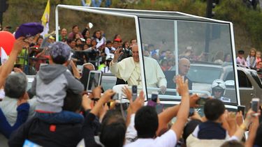 El papa Francisco recorre las calles de Quito en su papamóvil.(EFE)