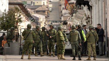 Militares custodian las calles de Ecuador, azotadas por las mafias del narcotráfico.