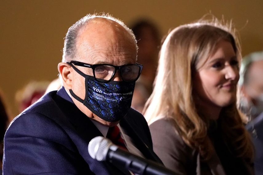 Rudy Giuliani, abogado personal del presidente Donald Trump, usa una mascarilla para protegerse del coronavirus tras hablar el miércoles 25 de noviembre de 2020 en una audiencia del Comité de Políticas de la Mayoría en el Senado del Estado de Pensilvania, en Gettysburg, Pensilvania.&nbsp;