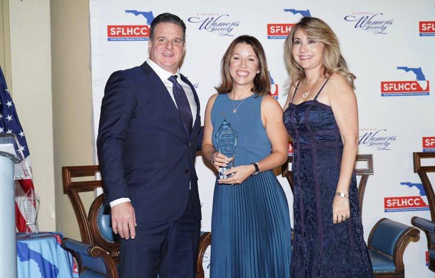 Galardonados recibiendo su reconocimiento en los Premios Women Empowering and Embracing Women (WEEW) 2025.