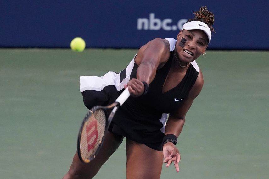 Serena Williams realiza un saque ante la suiza Belinda Bencic, el miércoles 10 de agosto de 2022, en el torneo de Toronto&nbsp;