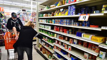 Clientes observan los precios en una tienda minorista en Estados Unidos.