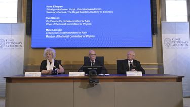 El secretario permanente de la Real Academia Sueca de las Ciencias, Hans Ellegren, en el centro, junto a los académicos Eva Olsson, a la derecha, y Mats Larsson, anuncian el ganador del Nobel de Física en la Real Academia de las Ciencias en Estocolmo, el martes 3 de octubre de 2023.&nbsp;