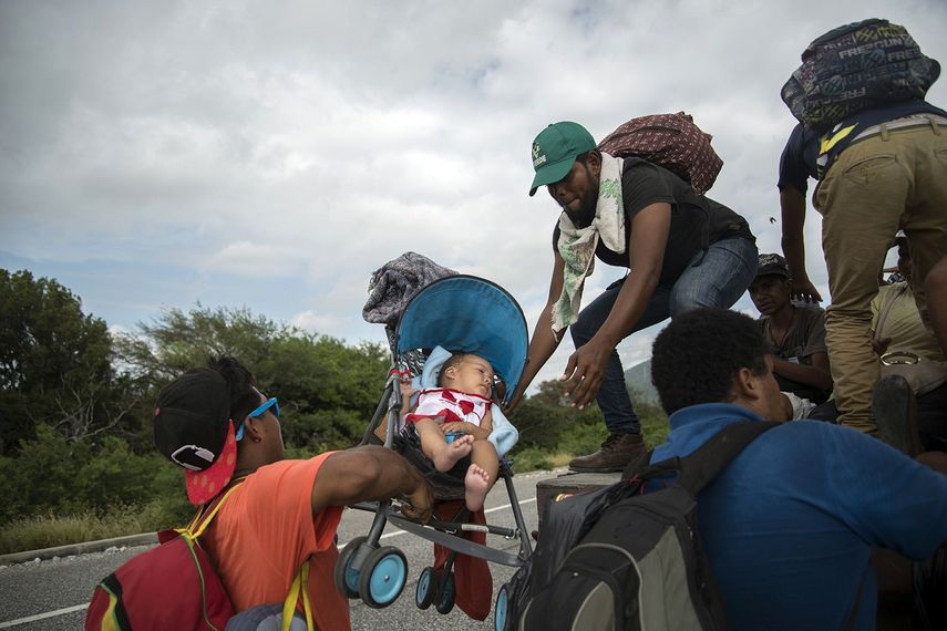 Miembros de la caravana migrante continúan su travesía hacia EEUU a través de México.