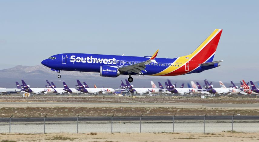 Un avi&oacute;n Boeing 737 Max de Southwest Airlines mientras aterriza en el Aeropuerto de Log&iacute;stica del sur de California en Victorville.