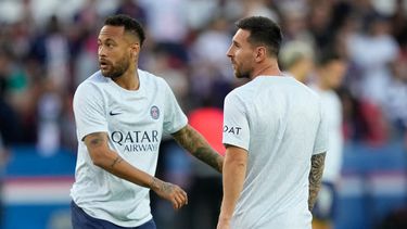 El delantero argentino Lionel Messi (derecha) y su compañero brasileño Neymar, entonces del París Saint-Germain, durante el calentamiento previo a un partido de la liga francesa contra Montpellier, el sábado 13 de julio de 2022.