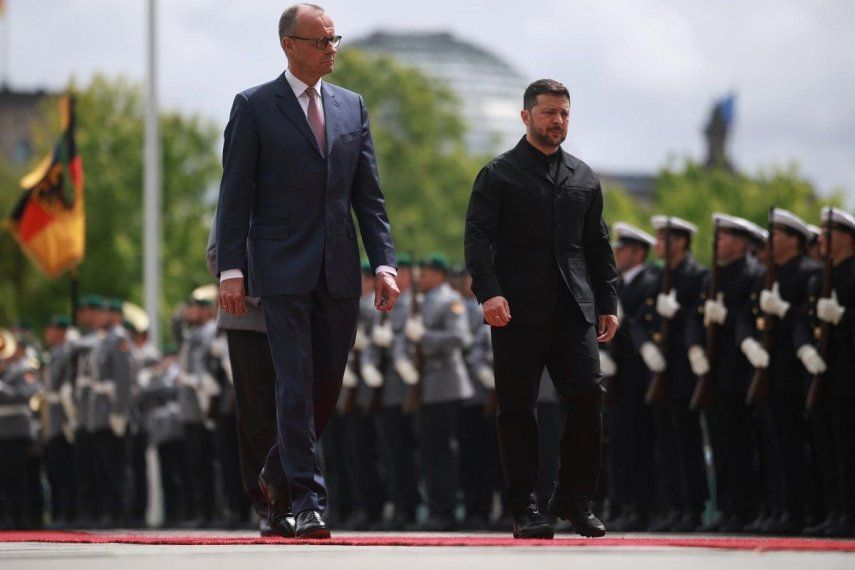 El canciller alemán, Friedrich Merz recibe con honores militares al presidente ucraniano, Volodímir Zelenski, en la Cancillería de Berlín, Alemania, este miércoles.