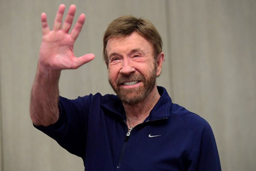 Fotografía de archivo del 26 de noviembre del 2018 que muestra al actor estadounidense Chuck Norris saludando en la 15º campaña de la fundación benéfica Shoe Box en el hotel Kempinski Corvinus de Budapest (Hungría).&nbsp; &nbsp;