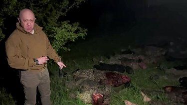 La imagen muestra al jefe del grupo paramilitar Wagner, Yevgeny Prigozhin, dirigiéndose al ejército ruso al presentar los cadáveres de combatientes caídos de Wagner en un lugar no revelado. El jefe del grupo paramilitar ruso Wagner arremetió el viernes contra los jefes del ejército ruso con una diatriba cargada de improperios en un video que muestra docenas de cadáveres. En el video de su canal de Telegram, Yevgeny Prigozhin acusó al ministro de Defensa, Sergei Shoigu, y al jefe de gabinete, Valery Gerasimov, de no proporcionar suficientes municiones a sus combatientes.