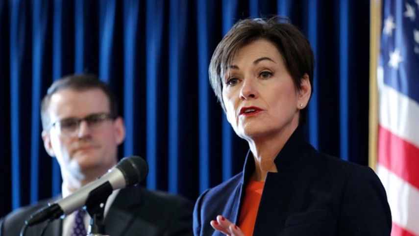 Kim Reynolds (der.), gobernadora de Iowa.