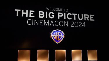 El logotipo de Warner Bros se ve en el escenario durante la presentación especial The Big Picture de Warner Bros Pictures con imágenes de su próxima programación, en el Coliseo del Caesars Palace durante CinemaCon 2024 en Las Vegas, Nevada, el 9 de abril de 2024.