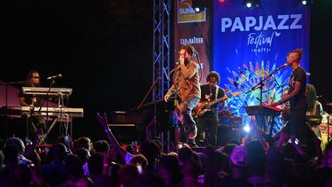 El músico haitiano Jah Nesta actúa durante el festival internacional de jazz (Papjazz) en Puerto Príncipe, Haití, el 27 de enero de 2024.