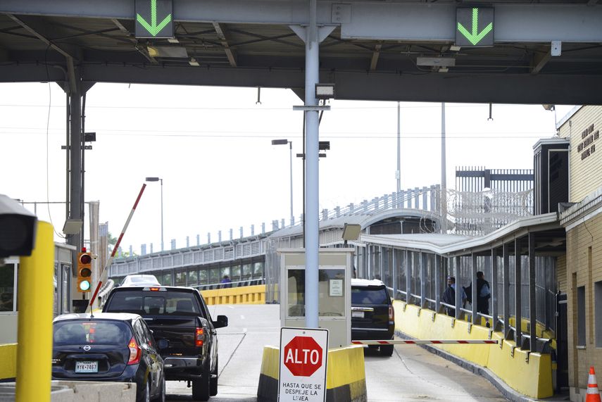Automovilistas pagan su peaje en el puente internacional Gateway, 6 de marzo de 2023 en Brownsville, Texas, para cruzar a Matamoros, México.