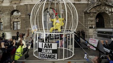La dise&ntilde;adora de modas Vivienne Westwood protesta en una enorme jaula de p&aacute;jaro contra la extradici&oacute;n del fundador de WikiLeaks Julian Assange a Estados Unidos fuera de la Corte Penal de Londres, el martes 21 de julio de 2020.&nbsp;