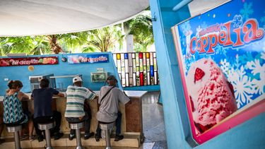 Los clientes comen helado en la heladería Coppelia en La Habana el 12 de febrero de 2025. Coppelia, Cuba