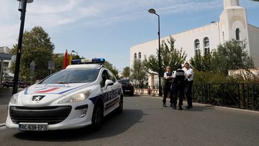 Miembros de la policía establecen un perímetro de seguridad cerca de la zona en la que se produjo un ataque con cuchillo en Trappes, cerca de París,&nbsp;Francia.