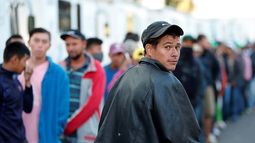 Grupos de migrantes descansan en el deportivo Jesús Martínez Palillo, en Ciudad de México, mientras deciden si continúan o no con la travesía hacia EEUU.