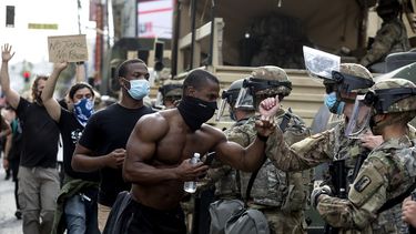 Manifestantes saludan a miembros de la Guardia Nacional mientras marchan por el Bulevar de Hollywood, el martes 2 de junio de 2020 en Los &Aacute;ngeles, California.&nbsp;