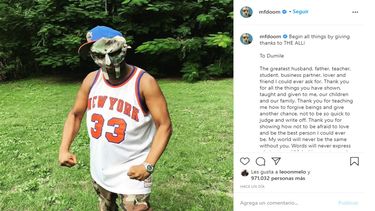 El rapero enmascarado MF Doom.