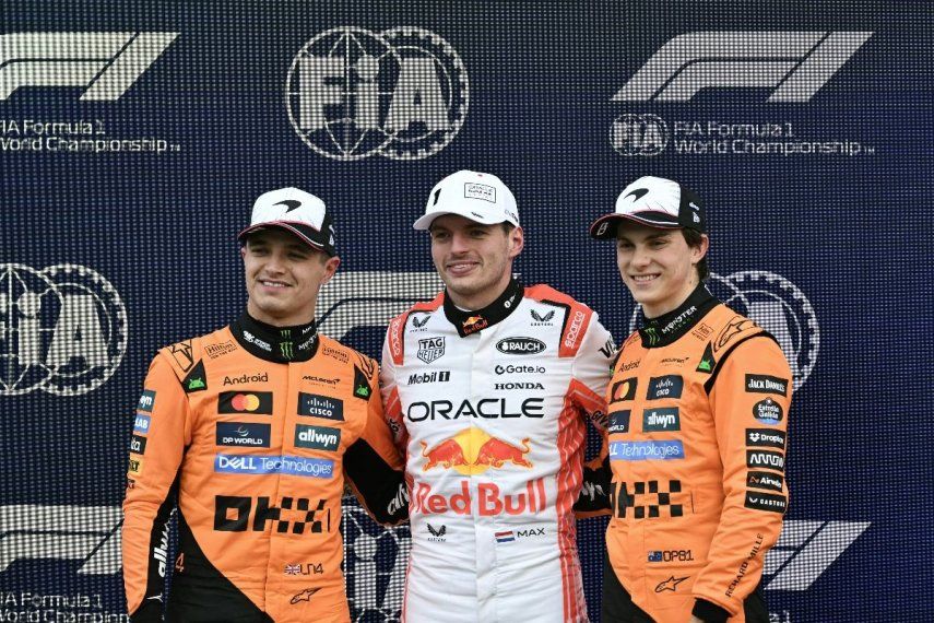 El piloto holandés de Red Bull Racing, Max Verstappen (C), posa, después de conseguir la pole position, con el piloto británico de McLaren, Lando Norris (I), que quedó en segundo lugar, y el piloto australiano de McLaren, Oscar Piastri, que quedó en tercer lugar, en la sesión de clasificación del Gran Premio de Japón de Fórmula Uno en el circuito de Suzuka en Suzuka, prefectura de Mie, el 5 de abril de 2025. El piloto holandés de Red Bull Racing, Max Verstappen (C), posa, después de conseguir la pole position, con el piloto británico de McLaren, Lando Norris (I), que quedó en segundo lugar, y el piloto australiano de McLaren, Oscar Piastri, que quedó en tercer lugar, en la sesión de clasificación del Gran Premio de Japón de Fórmula Uno en el circuito de Suzuka en Suzuka, prefectura de Mie, el 5 de abril de 2025.