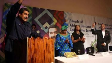 Opal Tometi, cofundadora de Black Lives Matter, vestida de negro aparece en un acto que presidi&oacute; el dictador de Venezuela Nicol&aacute;s Maduro.