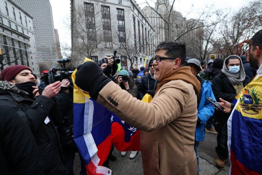 Manifestantes se congregan frente al Tribunal Federal Daniel Patrick Moynihan mientras el derrocado dictador venezolano, Nicolás Maduro, aguarda su audiencia de lectura de cargos el 5 de enero de 2026 en Nueva York. &nbsp;