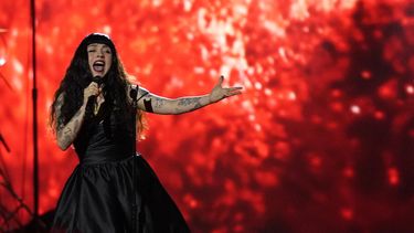 Mon Laferte canta en la Premiere de los premios Grammy, el domingo 3 de abril de 2022 en Las Vegas. 