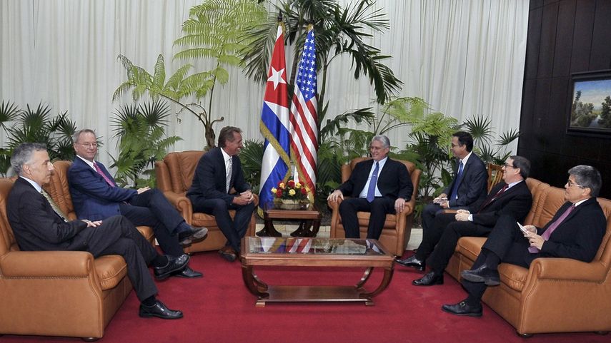 El gobernante cubano Miguel Díaz-Canel (c-d), acompañado por su canciller, Bruno Rodríguez (2d), se reúne con el senador republicano estadounidense Jeff Flake (c-i) y el expresidente de Google Eric Schmidt (2i) el 4 de junio de 2018, en La Habana.