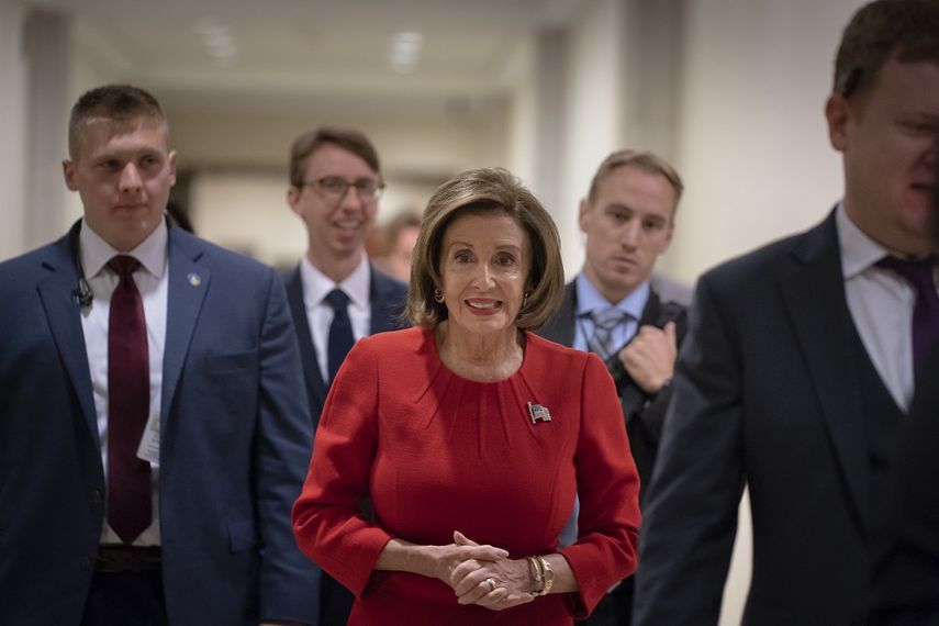 La presidenta de la C&aacute;mara de Representantes, la dem&oacute;crata Nancy Pelosi, llega a una conferencia de prensa el d&iacute;a despu&eacute;s de la primera audiencia p&uacute;blica en la investigaci&oacute;n de juicio pol&iacute;tico al presidente Donald Trump, en el Capitolio de Washington, el jueves 14 de noviembre de 2019.&nbsp;