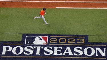 El cubano José Abreu, de los Astros de Houston, recorre la línea de la antesala tras conectar un jonrón de tres carreras ante los Rangers de Texas, el jueves 19 de octubre de 2023, en el cuarto juego de la Serie de Campeonato de la Liga Americana, disputado en Arlington, Texas.