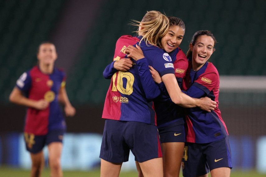 La delantera suiza número 30 del Barcelona, Sydney Schertenleib (2.ª por la derecha), celebra un gol con sus compañeras durante el partido de ida de los cuartos de final de la UEFA Womens Champions League entre el VfL Wolfsburg y el FC Barcelona en Wolfsburgo, norte de Alemania, el 19 de marzo de 2025.&nbsp;