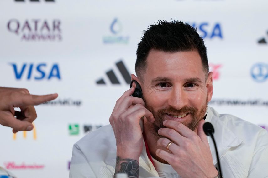 El capitán de Argentina, Lionel Messi, atiende una conferencia de prensa en la víspera del debut ante Arabia Saudí por el Grupo C del Mundial, Noviembre 21, 2022.