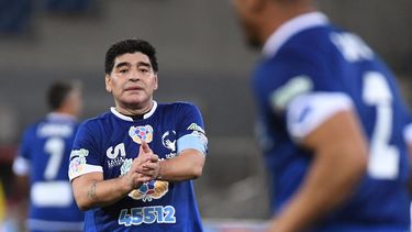 Maradona intentó saludar a Verón pero este lo rechazó, lo cual generó una discusión