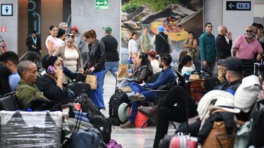 Médicos cubanos esperan para abordar un avión en el aeropuerto Ramón Villeda Morales en San Pedro Sula, Honduras, el 5 de marzo de 2026.