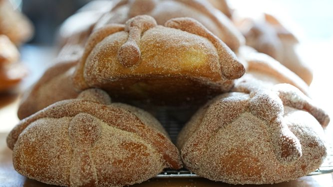 Tradicional pan de muerto del Día de Muertos de México, expuesto a la venta en una panadería en el barrio de San Rafael de Ciudad de México, el jueves 17 de octubre de 2024.
