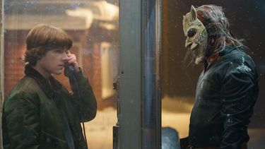 El misterioso Grabber regresa de la muerte para seguir cobrando víctimas en Black Phone 2.