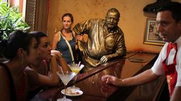 Una joven posa junto a la estatua de Ernest Hemingway en el bar El&nbsp;Floridita, en La Habana, Cuba.