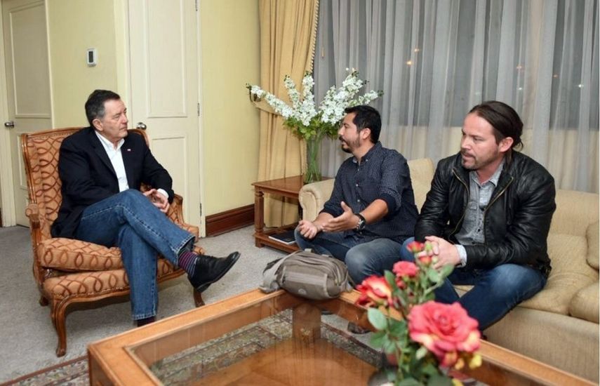 El canciller de Chile, Roberto Ampuero (izq.), conversa con el periodista Rodrigo Pérez (cen.) y el camarógrafo Gonzalo Barahona (der), en Santiago de Chile, luego de que fueran deportados por las autoridades venezolanas.