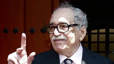 El escritor colombiano Gabriel García Márquez saluda a periodistas en una imagen de archivo del 6 de marzo de 2013, afuera de su residencia en Ciudad de México (México). EFE/Mario Guzmán