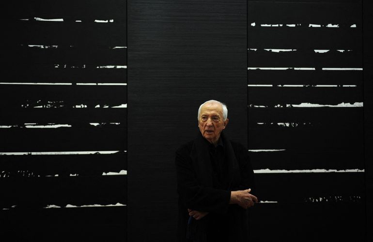 En esta foto de archivo tomada el 1 de octubre de 2010, el pintor francés Pierre Soulages, de 90 años, posa frente a una de sus pinturas durante la presentación de su exposición Pierre Soulages en el Martin-Gropius-Bau de Berlín.
