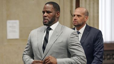 El cantante R. Kelly se declara inocente de 11 delitos sexuales durante una audiencia en la corte penal de Leighton en Chicago.&nbsp;